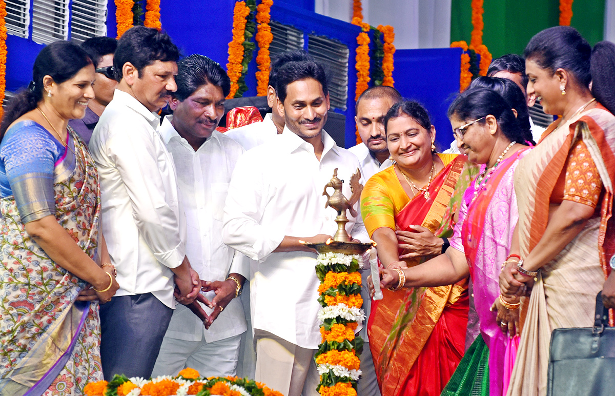 CM Jagan Releases Fourth Phase YSR Nethanna Nestham Funds - Sakshi32