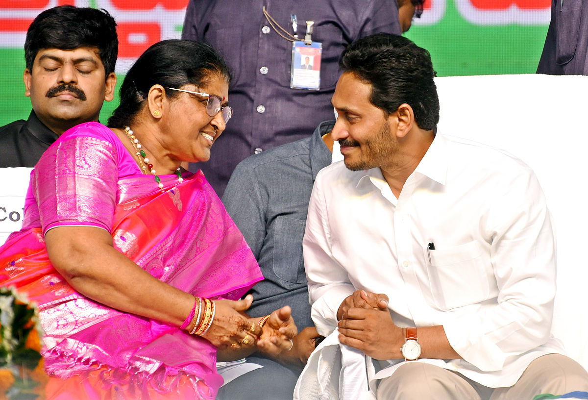 CM Jagan Releases Fourth Phase YSR Nethanna Nestham Funds - Sakshi34