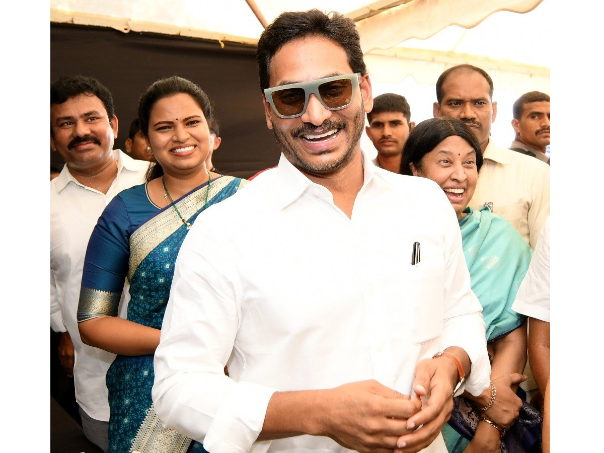 AP CM Jagan Visakhapatnam Tour Photo Gallery - Sakshi11