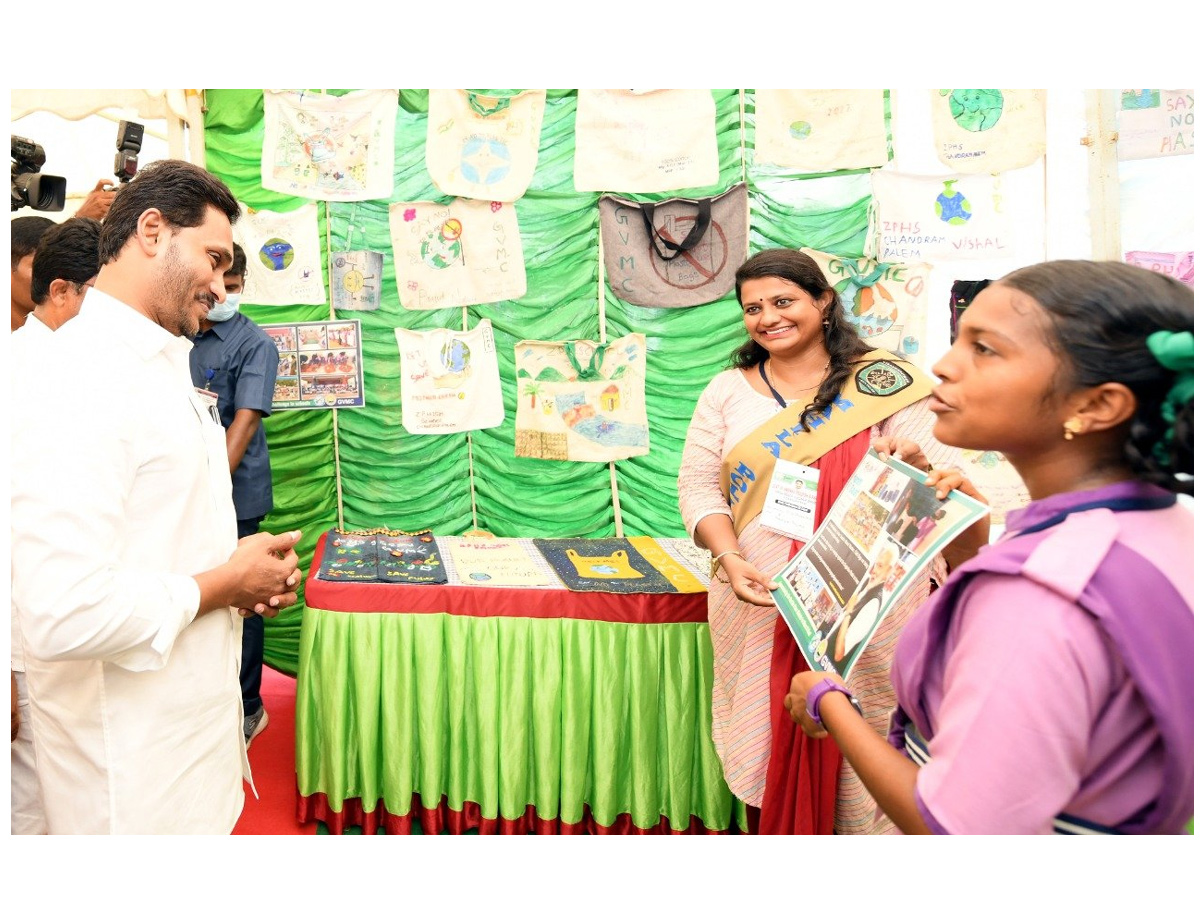 AP CM Jagan Visakhapatnam Tour Photo Gallery - Sakshi14