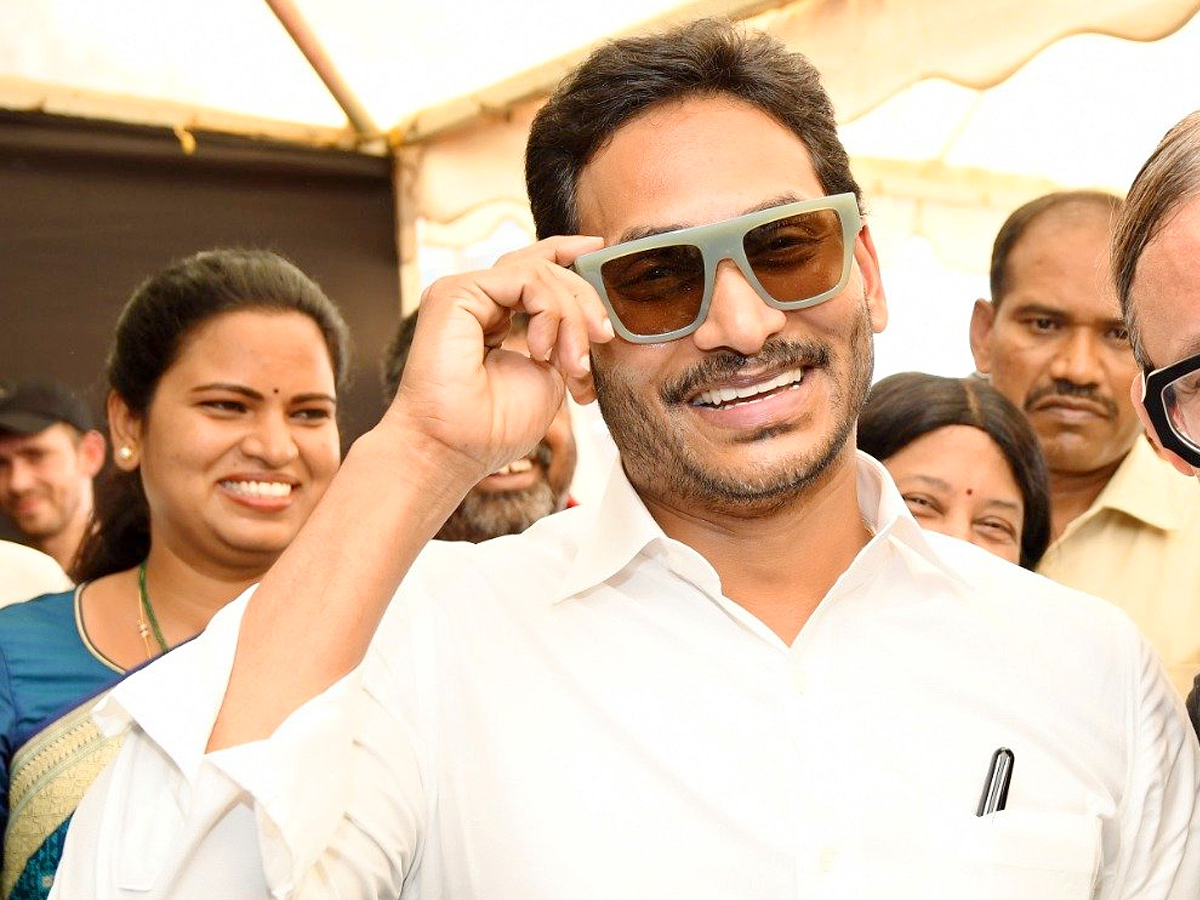 AP CM Jagan Visakhapatnam Tour Photo Gallery - Sakshi15