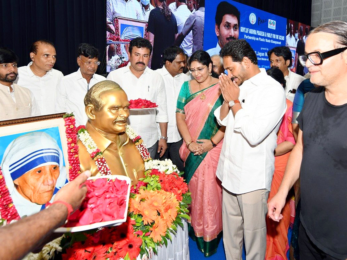 AP CM Jagan Visakhapatnam Tour Photo Gallery - Sakshi16