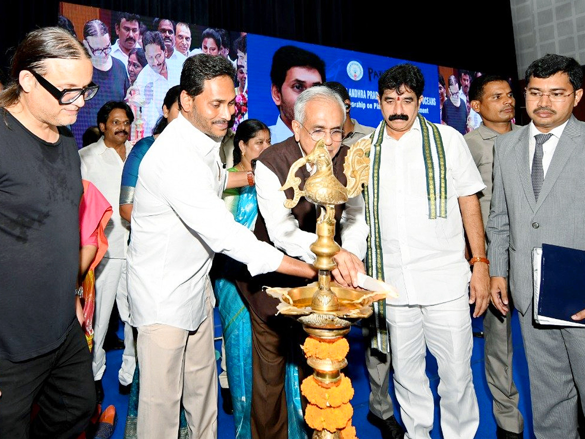 AP CM Jagan Visakhapatnam Tour Photo Gallery - Sakshi1