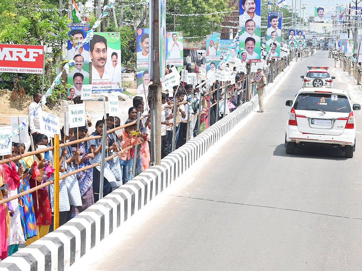 People Leader CM Jagan Craze At Krishna Pedana Public Meeting - Sakshi2