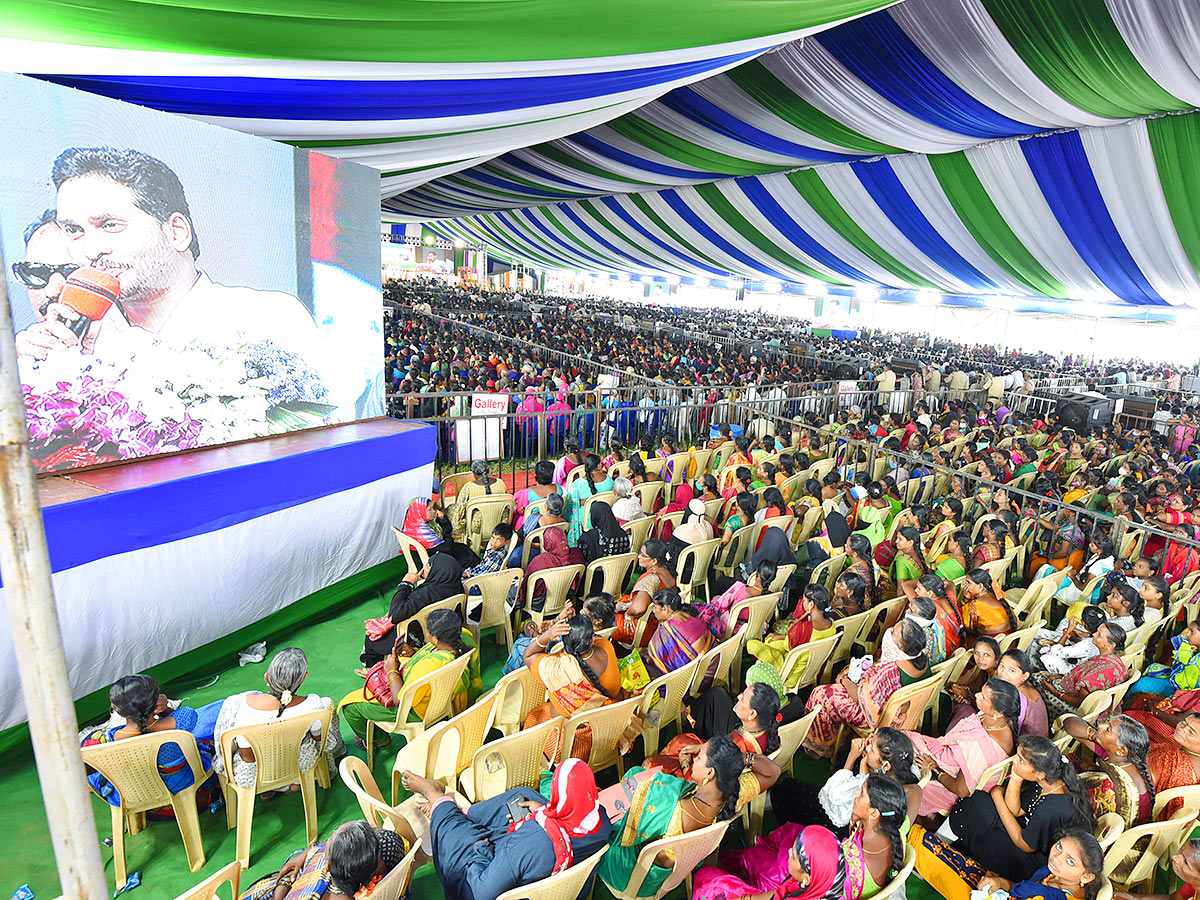 People Leader CM Jagan Craze At Krishna Pedana Public Meeting - Sakshi7