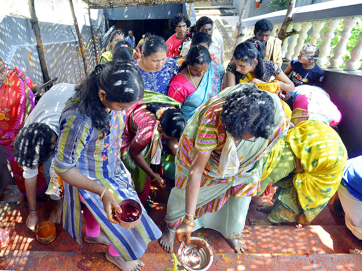 Devotees Rush at Indrakeeladri Durga Devi Temple - Sakshi1