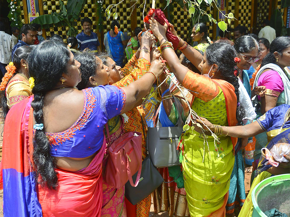 Devotees Rush at Indrakeeladri Durga Devi Temple - Sakshi10