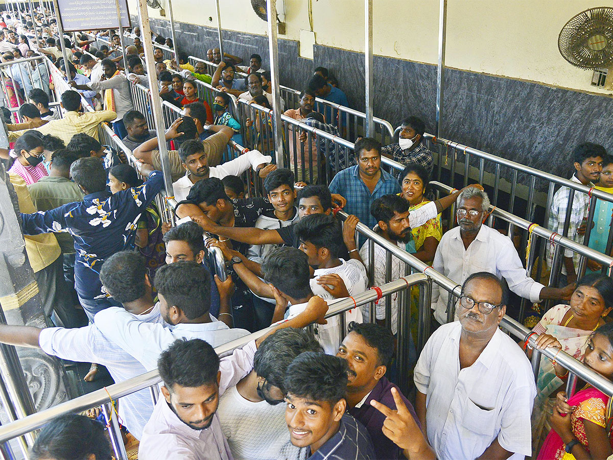 Devotees Rush at Indrakeeladri Durga Devi Temple - Sakshi15