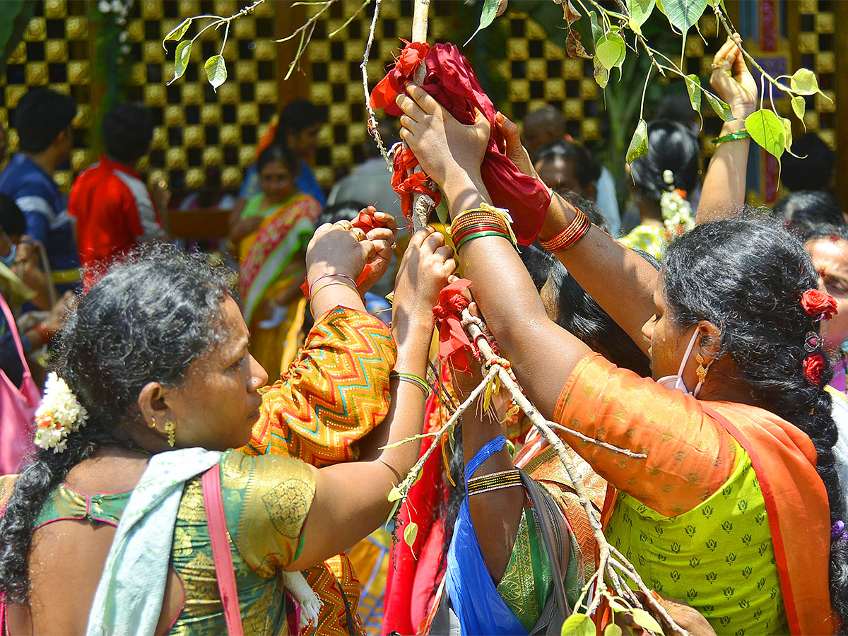 Devotees Rush at Indrakeeladri Durga Devi Temple - Sakshi16