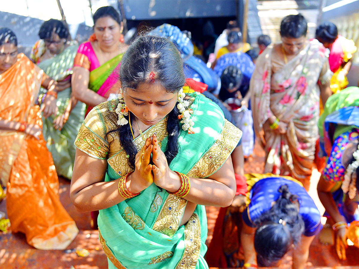 Devotees Rush at Indrakeeladri Durga Devi Temple - Sakshi2