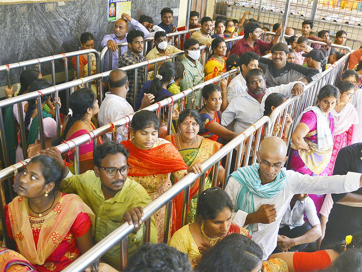 Devotees Rush at Indrakeeladri Durga Devi Temple - Sakshi3