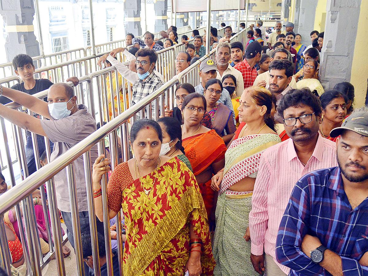 Devotees Rush at Indrakeeladri Durga Devi Temple - Sakshi4