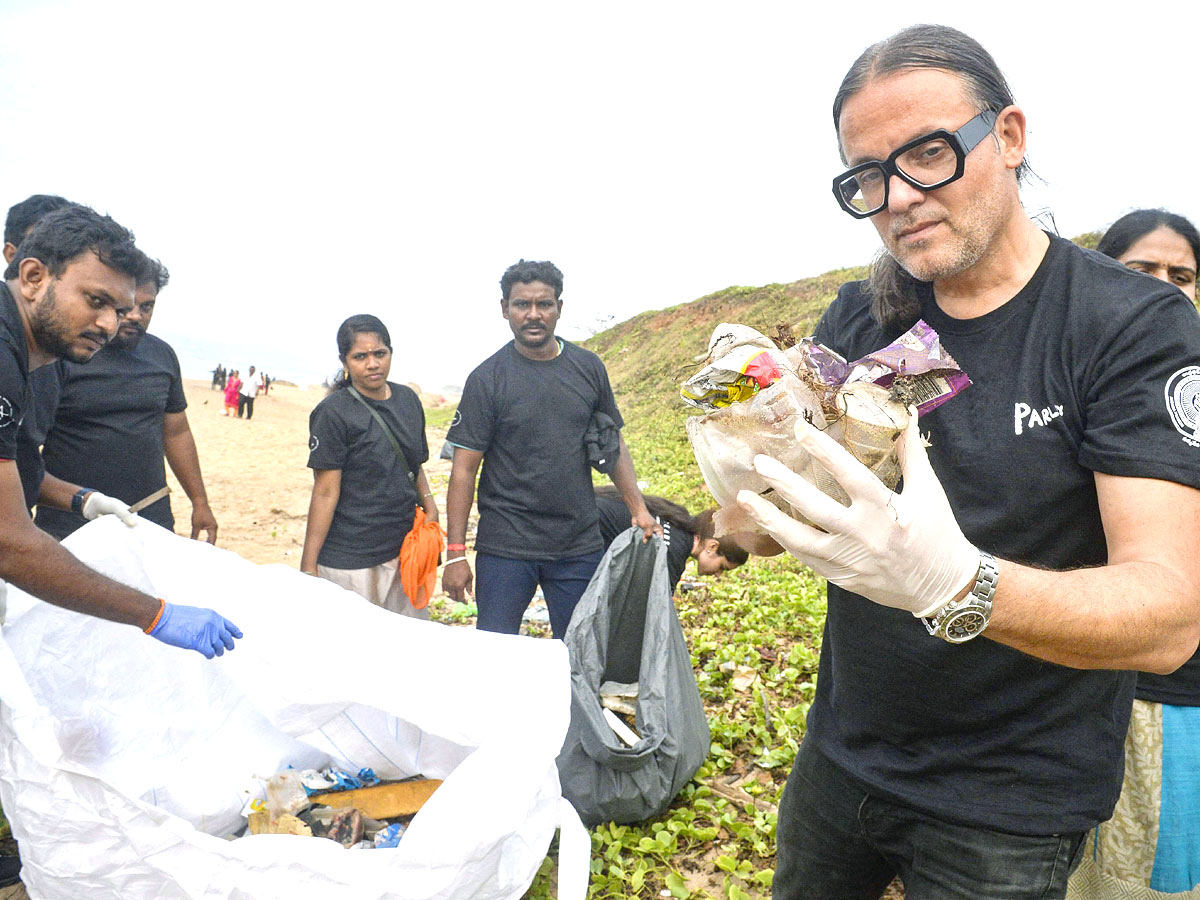 Mega Beach Cleaning at RK Beach in Vizag Photos - Sakshi1