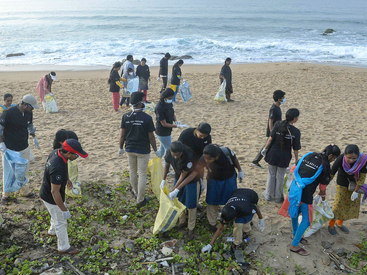 Mega Beach Cleaning at RK Beach in Vizag Photos - Sakshi10