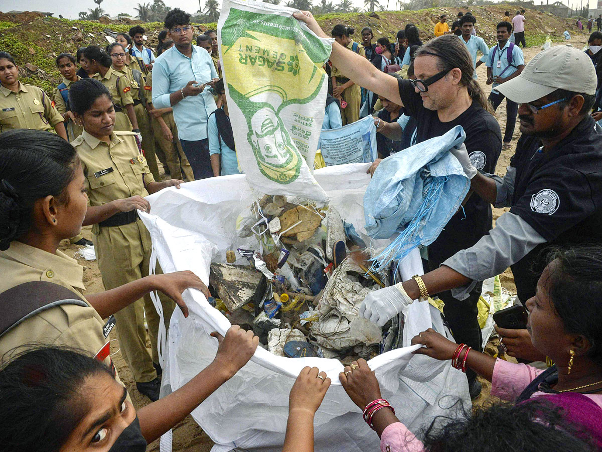 Mega Beach Cleaning at RK Beach in Vizag Photos - Sakshi11