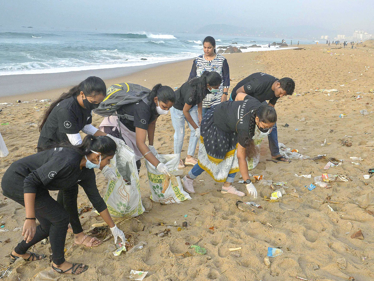 Mega Beach Cleaning at RK Beach in Vizag Photos - Sakshi12