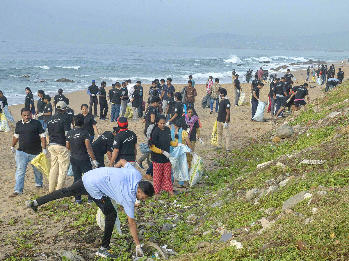 Mega Beach Cleaning at RK Beach in Vizag Photos - Sakshi13