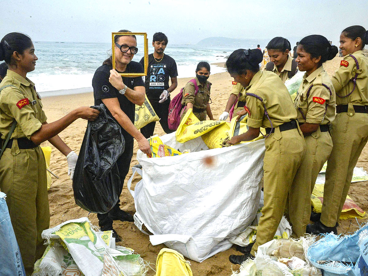 Mega Beach Cleaning at RK Beach in Vizag Photos - Sakshi14