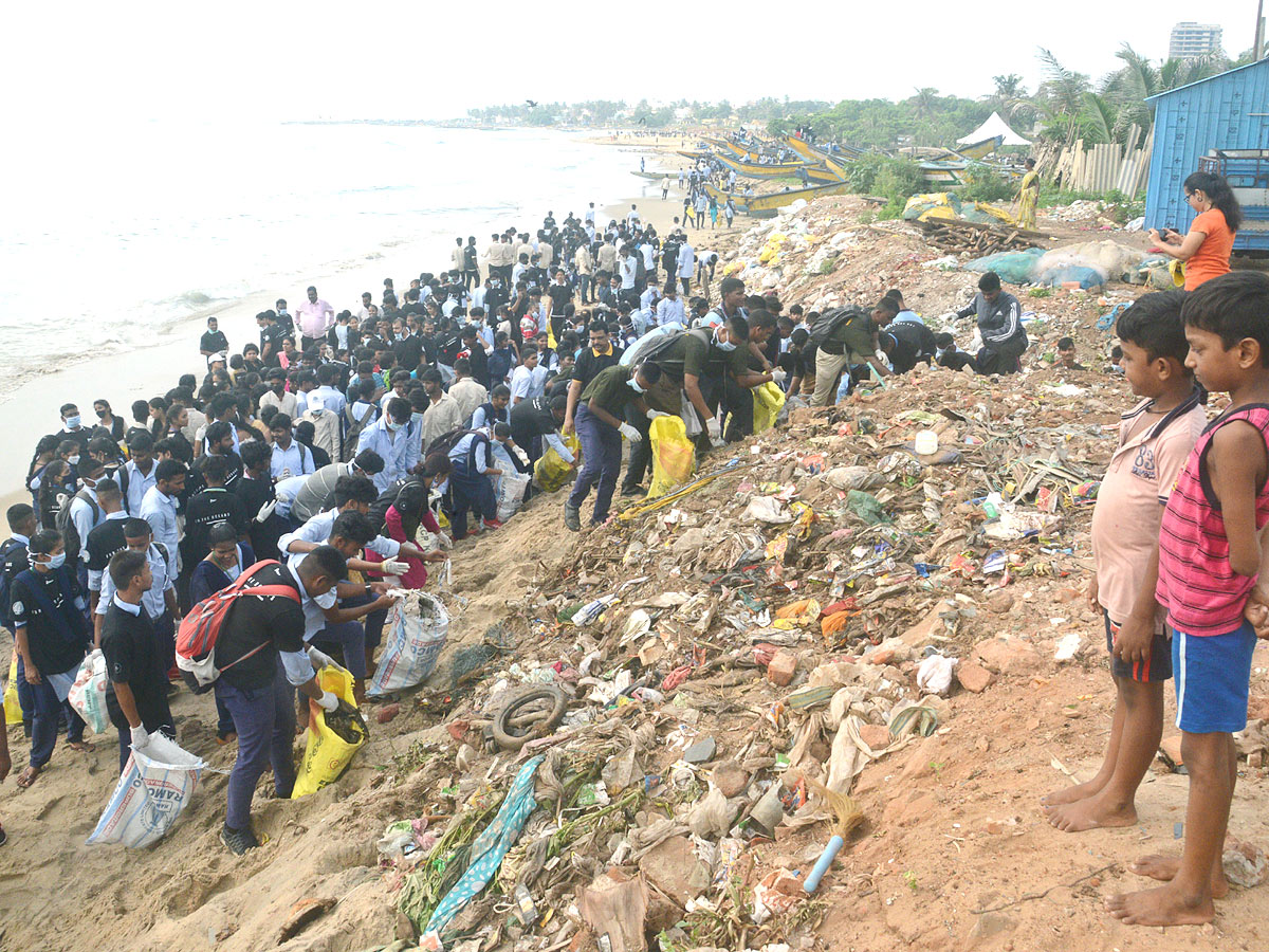 Mega Beach Cleaning at RK Beach in Vizag Photos - Sakshi15