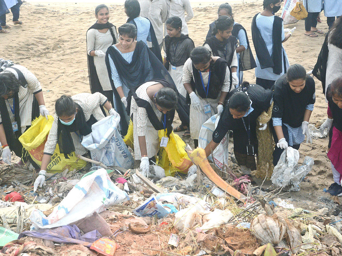 Mega Beach Cleaning at RK Beach in Vizag Photos - Sakshi16