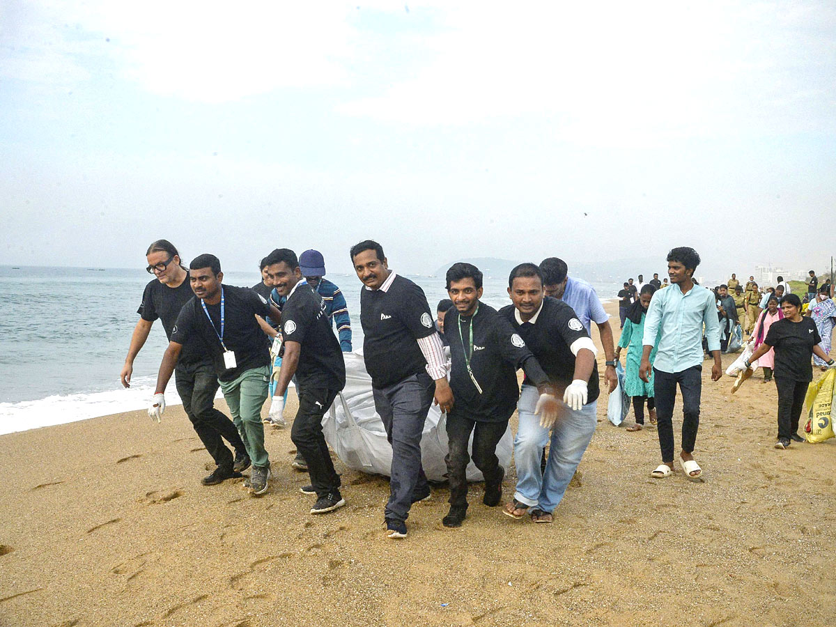 Mega Beach Cleaning at RK Beach in Vizag Photos - Sakshi18