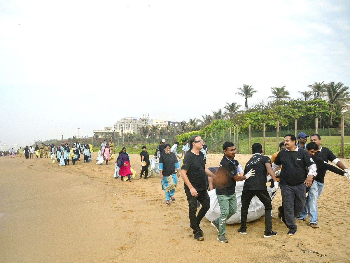 Mega Beach Cleaning at RK Beach in Vizag Photos - Sakshi19