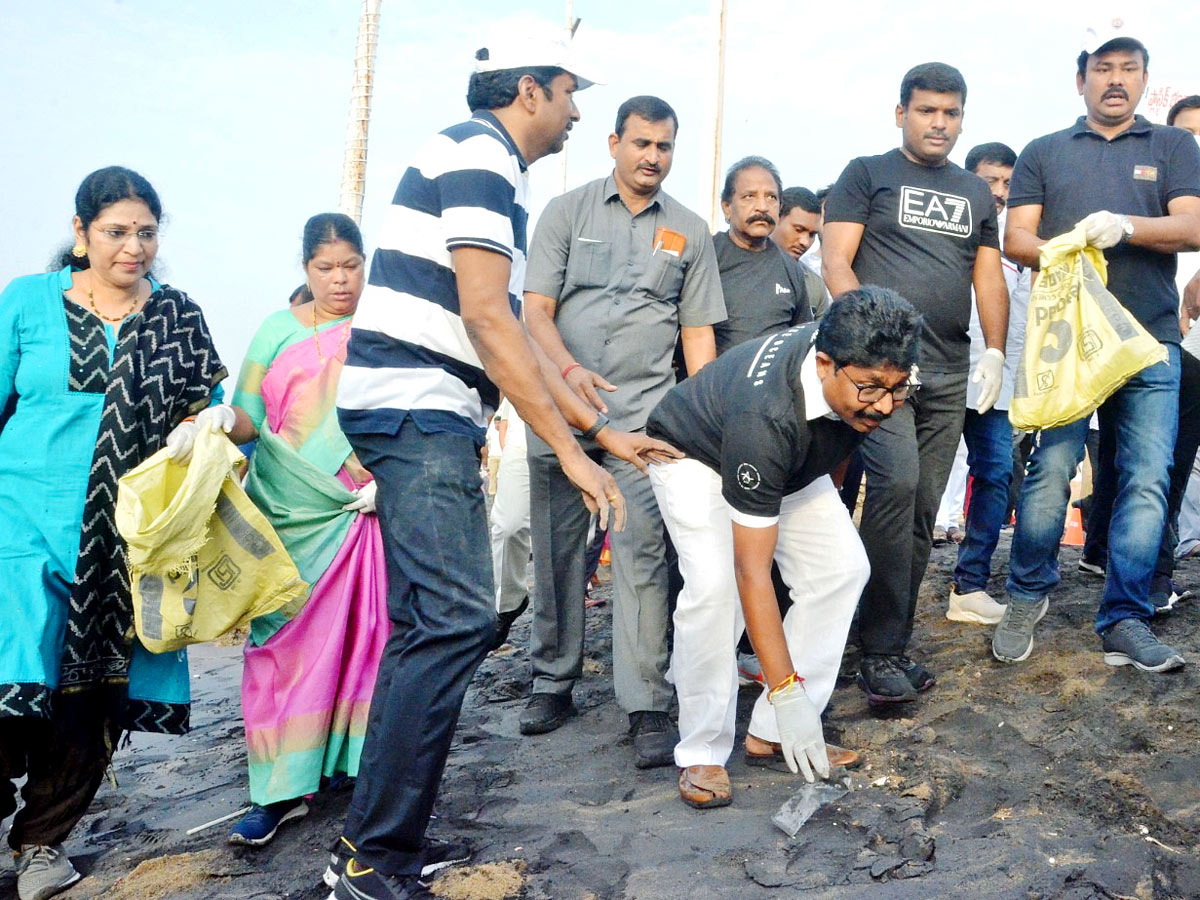 Mega Beach Cleaning at RK Beach in Vizag Photos - Sakshi2