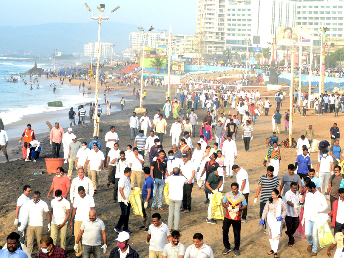 Mega Beach Cleaning at RK Beach in Vizag Photos - Sakshi25