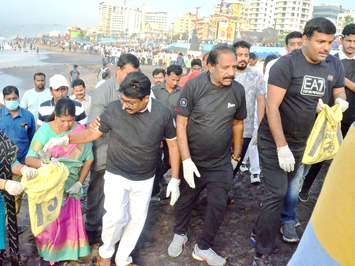 Mega Beach Cleaning at RK Beach in Vizag Photos - Sakshi3