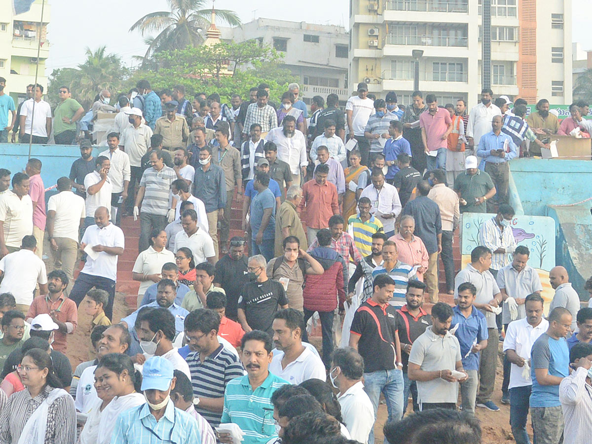 Mega Beach Cleaning at RK Beach in Vizag Photos - Sakshi28