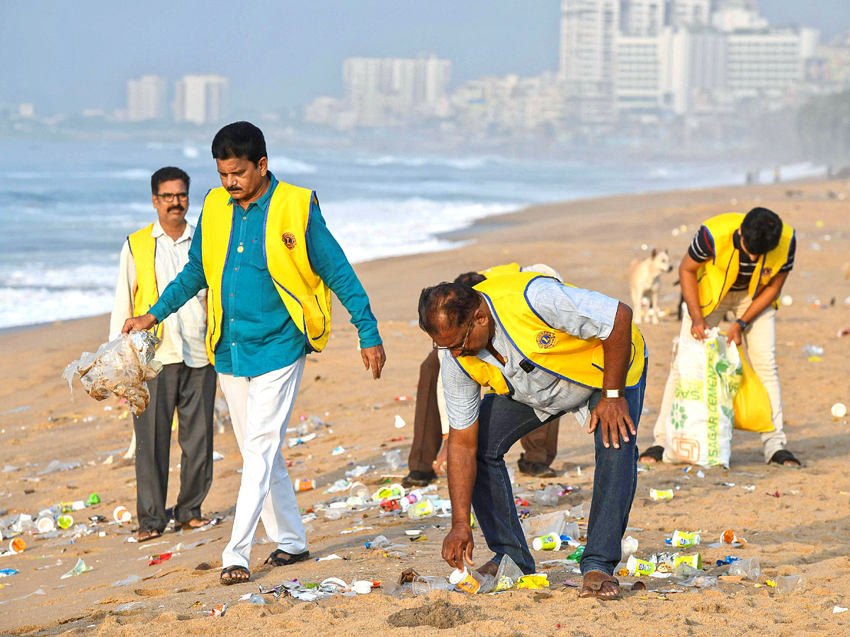 Mega Beach Cleaning at RK Beach in Vizag Photos - Sakshi4