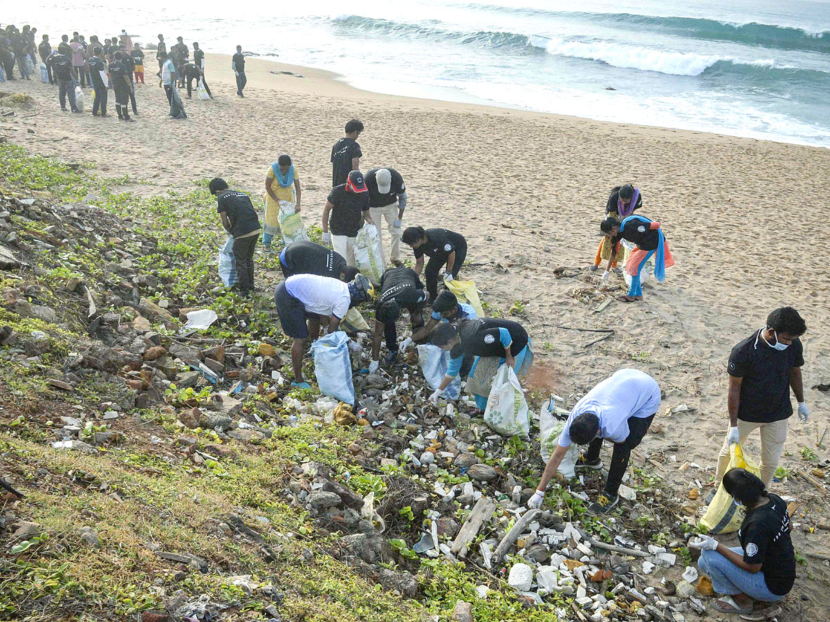 Mega Beach Cleaning at RK Beach in Vizag Photos - Sakshi5