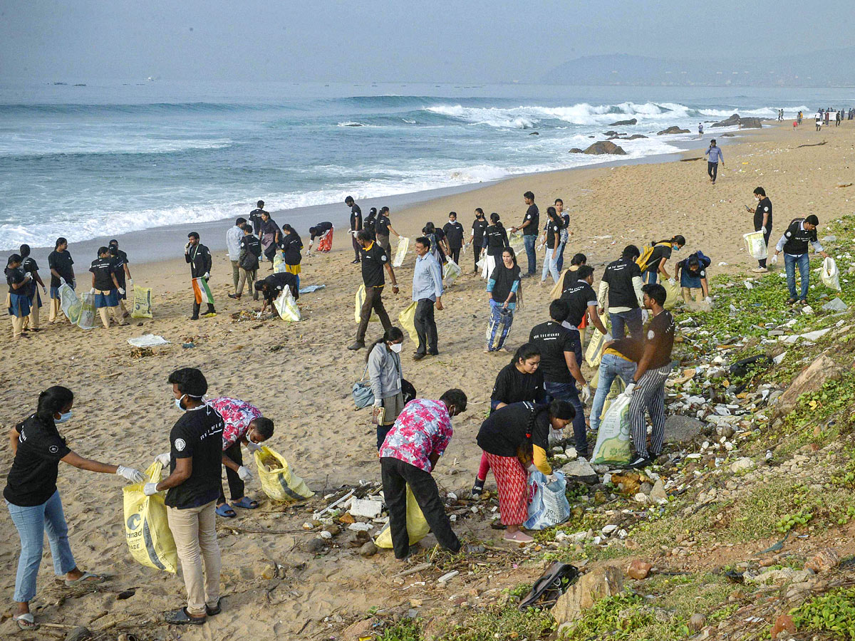 Mega Beach Cleaning at RK Beach in Vizag Photos - Sakshi8