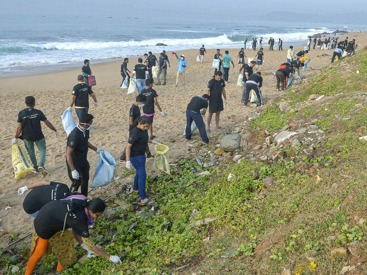 Mega Beach Cleaning at RK Beach in Vizag Photos - Sakshi9