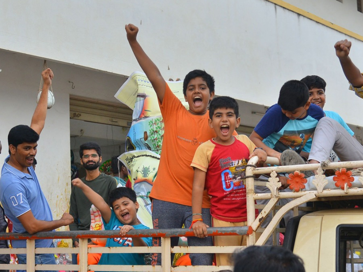 People carry idols of Ganesha on a truck ahead of Ganesh Chaturti festival Photo Gallery - Sakshi2