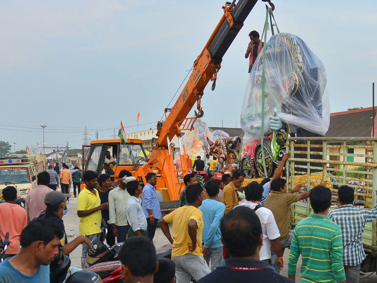 People carry idols of Ganesha on a truck ahead of Ganesh Chaturti festival Photo Gallery - Sakshi1