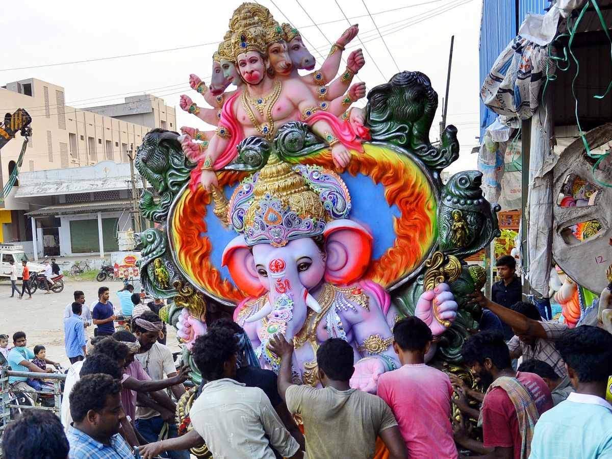 People carry idols of Ganesha on a truck ahead of Ganesh Chaturti festival Photo Gallery - Sakshi6