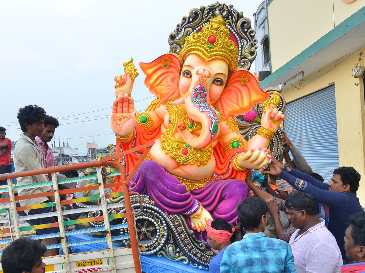 People carry idols of Ganesha on a truck ahead of Ganesh Chaturti festival Photo Gallery - Sakshi8