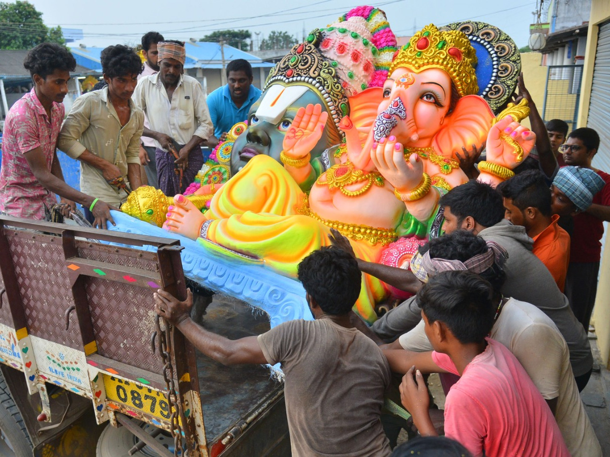 People carry idols of Ganesha on a truck ahead of Ganesh Chaturti festival Photo Gallery - Sakshi9