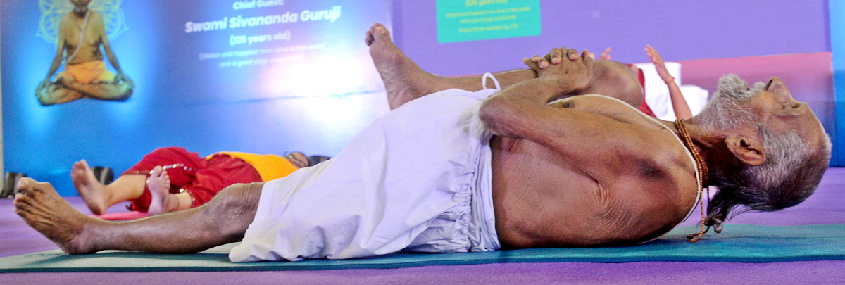 Padma Shri Swami Sivananda Yoga guru 126 years Old Living Indian at Sports Expo at Hitex - Sakshi2