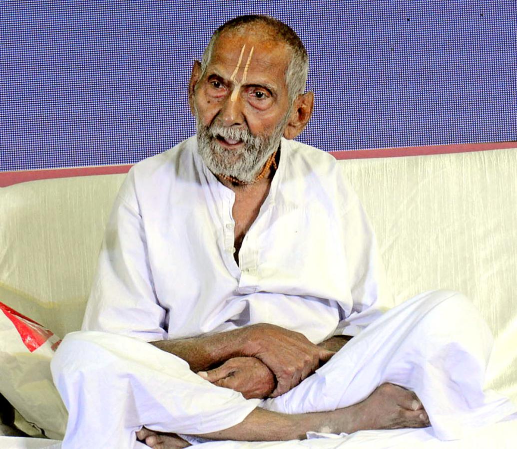 Padma Shri Swami Sivananda Yoga guru 126 years Old Living Indian at Sports Expo at Hitex - Sakshi11