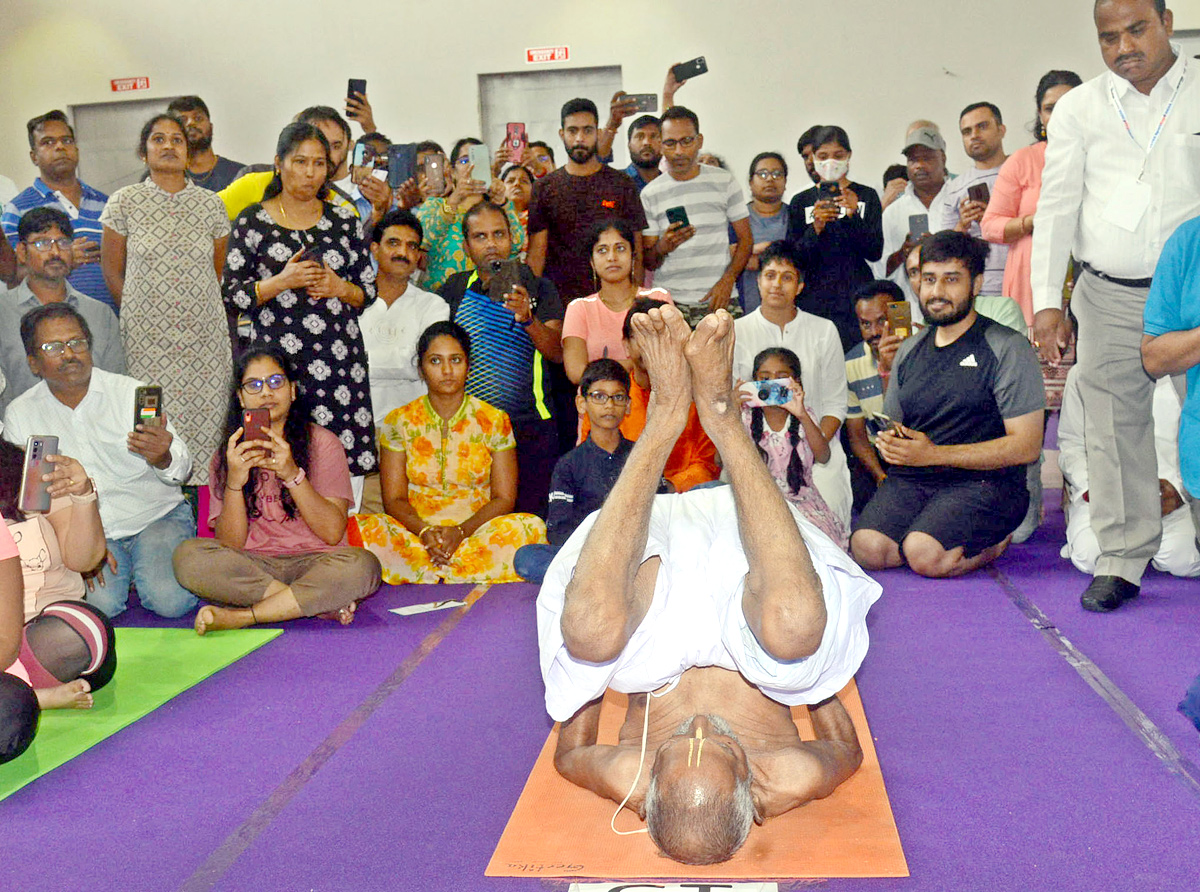 Padma Shri Swami Sivananda Yoga guru 126 years Old Living Indian at Sports Expo at Hitex - Sakshi1