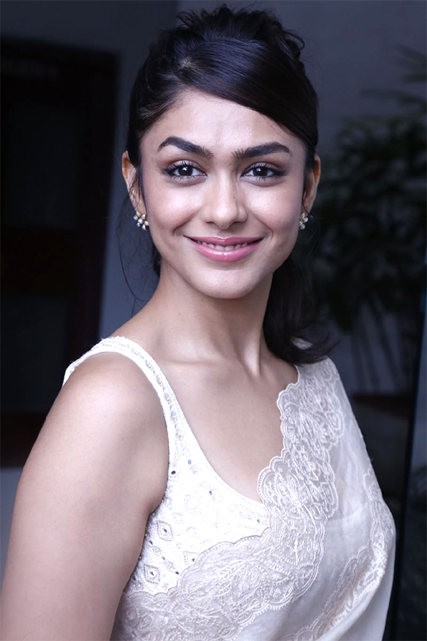 Sita Ramam Movie Heroine Mrunal Thakur Pics - Sakshi11