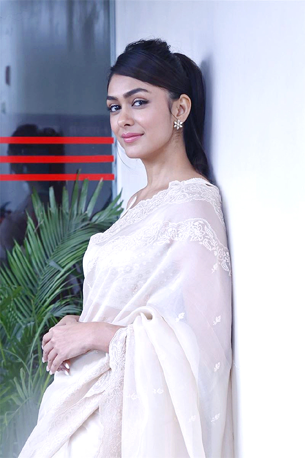 Sita Ramam Movie Heroine Mrunal Thakur Pics - Sakshi2