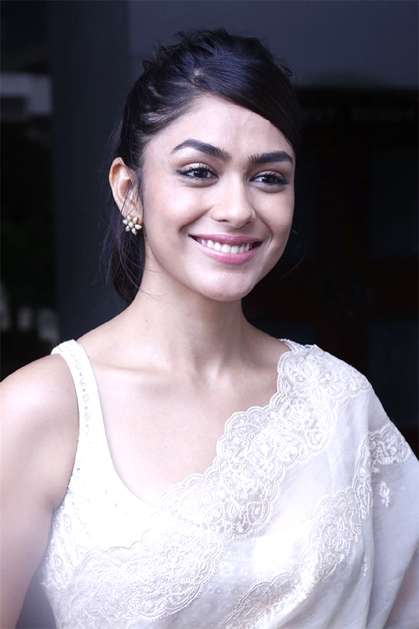 Sita Ramam Movie Heroine Mrunal Thakur Pics - Sakshi4