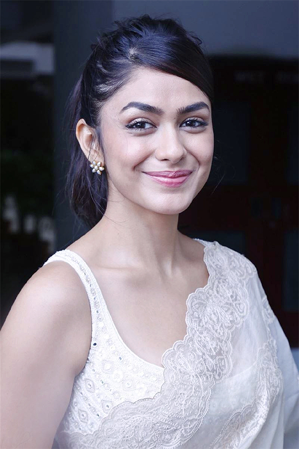 Sita Ramam Movie Heroine Mrunal Thakur Pics - Sakshi6