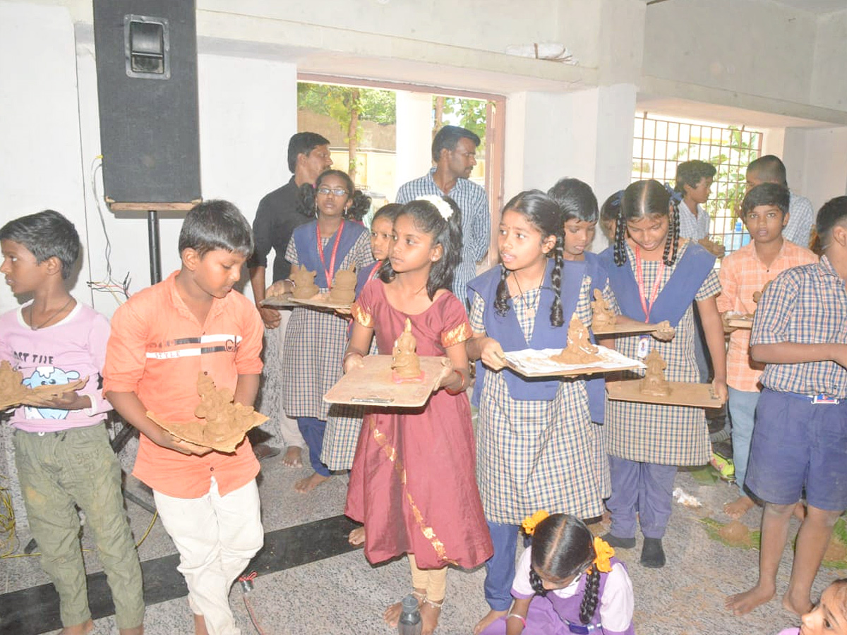 Kids make clay Ganesha for Ganesh Chaturthi Photo Gallery - Sakshi19