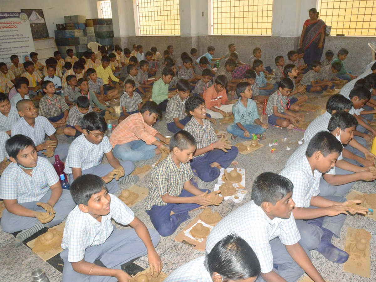 Kids make clay Ganesha for Ganesh Chaturthi Photo Gallery - Sakshi23