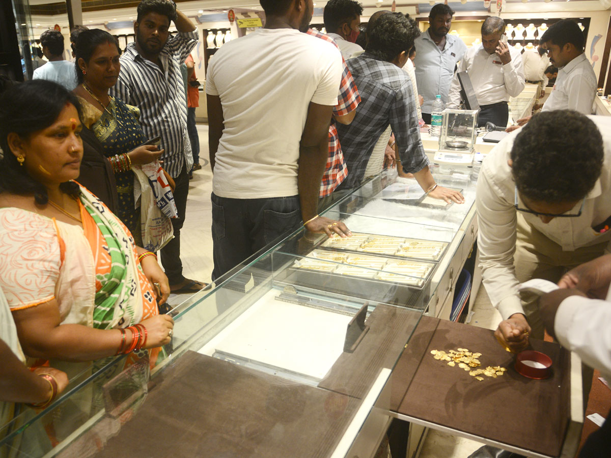 People Huge Response To Buy Gold On Varalakshmi Vratham 2022 Photos - Sakshi19