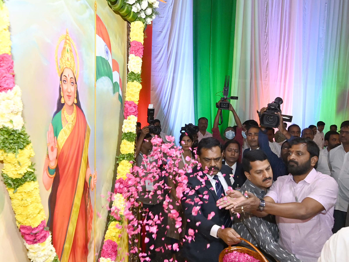 Telangana CM KCR Inaugurates Swatantra Bharatha Vajrotsavam Celebrations In Hyderabad PHoto Gallery - Sakshi2